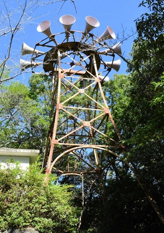 ６０年以上、旧龍野市域に赤とんぼの時報を流していた放送設備＝たつの市龍野町日山