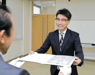 当選証書を受け取る江見秀樹氏＝佐用町佐用、佐用町役場