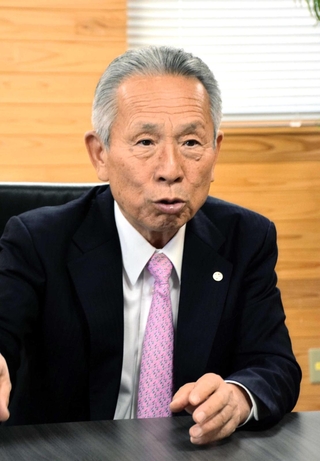 報道陣に今後４年の市政の展望などを語る山本実氏＝たつの市役所