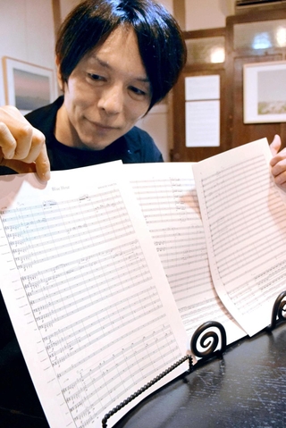 市制２０年を記念し、新曲「ブルーアワー」を作曲した薮田翔一さん＝たつの市龍野町富永