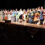 節目の年を記念し、過去１０年の「レザーファッションショー」で披露された衣装が一堂に会した＝赤とんぼ文化ホール