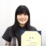 コンテスト「装苑賞」で第３席に入賞した三木茅乃さん＝たつの市龍野町富永