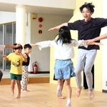 「からだあそび」の時間を開く、京極朋彦さん（右奥）＝神河町長谷