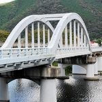 「土木学会選奨土木遺産」に認定された屋形橋＝市川町