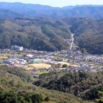 人口減少が進む佐用のまち＝佐用町長尾の大撫山展望台から