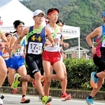 号砲とともにスタートする男女１区の選手たち＝上郡町苔縄