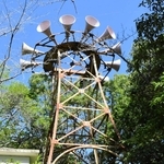 ６０年以上、旧龍野市域に赤とんぼの時報を流していた放送設備＝たつの市龍野町日山