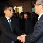 当選確実の一報を受け、支援者と握手する江見秀樹氏（左）＝２６日夜、佐用町佐用（撮影・後藤亮平）