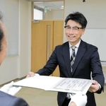 当選証書を受け取る江見秀樹氏＝佐用町佐用、佐用町役場