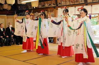 鈴を手に「浦安の舞」を披露する中学生たち＝佐用都比売神社