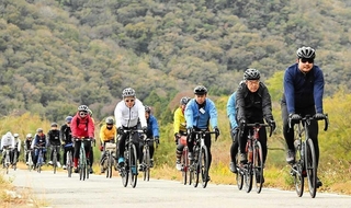 過去のツーダムライドで豊かな自然の中を走るサイクリストら＝佐用町内（上郡校区まちづくり推進委員会提供）