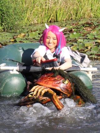 藻が付いたガジロウの髪をとく田崎あさひさん＝福崎町西田原