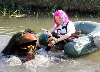 体に藻が付いたガジロウを洗う田崎あさひさん＝福崎町西田原