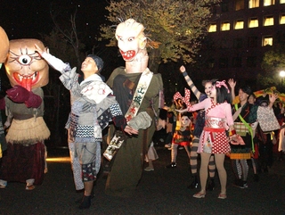 ＯｓａｋａＭａｓｔｅｒｓのメンバーや来場者らが妖怪になりきって歩く「百鬼夜行」＝福崎町高岡