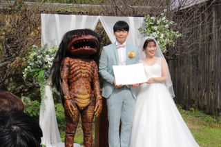 昨年、１組に無料でプレゼントされた結婚式。誓約書を披露する新郎新婦とガジロウ＝福崎町西田原