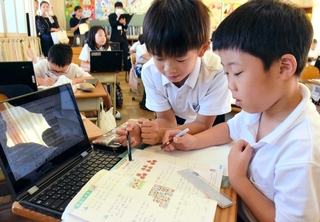 授業中でも席を移って相談し、学習内容の理解を深める児童＝たつの市龍野町日飼