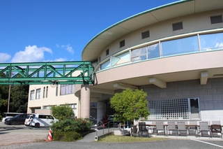 日帰り入浴や食堂が住民の憩いの場となっている文珠荘＝福崎町東田原