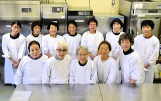 独居高齢者向けの弁当を作り続ける、いずみグループのメンバー＝たつの市龍野町富永