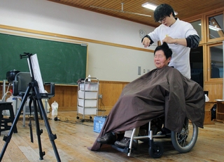 移動が困難な高齢者らを対象に、越知谷ブロック地域自治協議会が開く「出張美容室」＝神河町越知