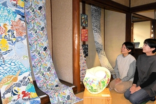 型染めの作品を出展した池田圭さん（左）と展示会場の「幸灯工房」を営む濱坂幸代さん＝赤穂市御崎