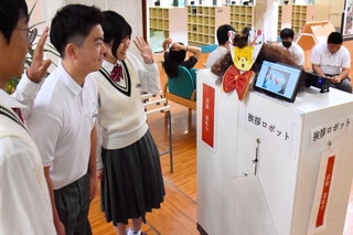 校舎内の靴置き場付近に設置されたあいさつロボット＝たつの市新宮町光都