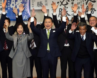 支援者とともに当選を喜ぶ山名宗悟氏（中央）＝１１日夕、神河町東柏尾（撮影・辰巳直之）