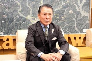 ５期目の抱負を語る山名宗悟氏＝神河町寺前