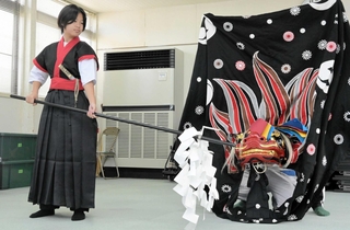 女性で初めて鼻高を演じる大田歩采さん＝赤穂市上仮屋南