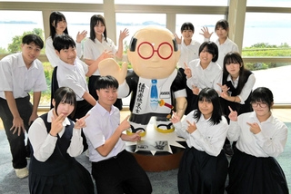 亀の井ホテル赤穂に設置された熊八像とデザインした赤穂高校美術部員たち＝赤穂市御崎