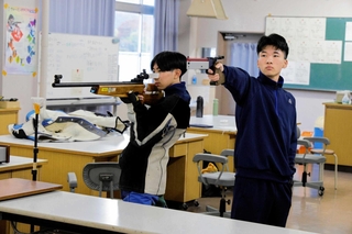 ライフル射撃の近畿大会に出場する千種高校の宮崎優吾さん（左）と後藤仁さん＝宍粟市千種町千草