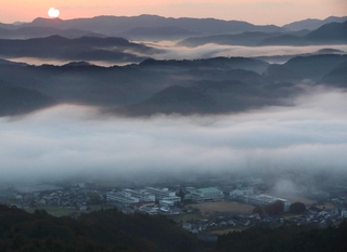 早朝、市街地をすっぽりと覆う朝霧＝佐用町の大撫山展望台から
