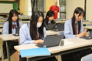 高雄餐旅大学の学生と画面越しにあいさつを交わす神崎高校の生徒＝神河町福本