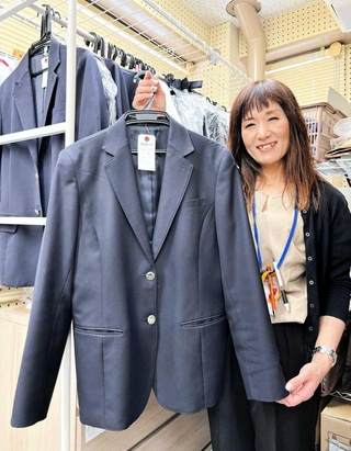 再利用された制服。進学時の経済的負担を和らげる＝相生市役所