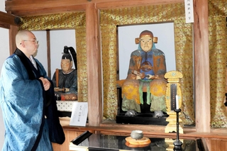 赤松歴史まつりで公開される赤松円心の武者像＝上郡町苔縄、法雲寺