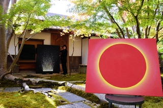 旧家と調和する現代美術家山本雅也さんの作品＝たつの市揖保川町新在家