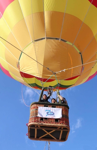 気球に乗り込み、空からの眺めを楽しむ子どもら＝上郡小学校
