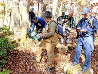 山中で「ガチ探し」の様子＝宍粟市千種町西河内