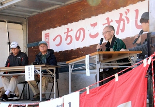 ツチノコの目撃情報について話すハンターら＝宍粟市千種町西河内