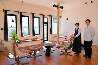 一棟貸しの宿をオープンさせた今井崇文さんと良子さん。部屋からは瀬戸内海を一望できる＝赤穂市御崎