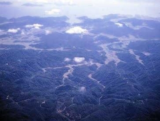 三濃山上空から望む矢野荘の領域と播磨灘（相生市立歴史民俗資料館提供）