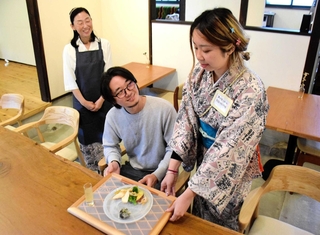 聴覚障害などがあるスタッフが働く福祉カフェ「ラ・ルーナ」＝たつの市龍野町立町