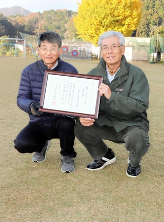 賞状を持ち、活動への思いを新たにする瀧川憲昭さん（右）と勝谷秀史さん＝矢野小学校
