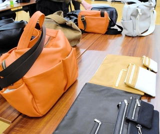 「ひょうごレザー」を使ったビームスのオリジナル商品＝たつの市龍野町富永