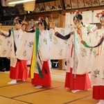 巫女の衣装で優雅に　小中学生「浦安の舞」奉納　佐用都比売神社で秋季例大祭