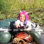 藻が付いたガジロウの髪をとく田崎あさひさん＝福崎町西田原