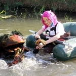 妖怪ベンチ写真コンテスト最優秀の歌手が「河童洗い」　ピンク髪の山姥、ガジロウをお手入れ