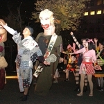 福崎を練り歩く「百鬼夜行」　妖怪演劇サーカスお目見え　万博で好評、パフォーマンス披露