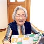 日常の何げない思い出や発見をラジオで話す坂井和子さん＝神河町粟賀町