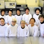 独居高齢者向けの弁当を作り続ける、いずみグループのメンバー＝たつの市龍野町富永