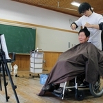 移動が困難な高齢者らを対象に、越知谷ブロック地域自治協議会が開く「出張美容室」＝神河町越知